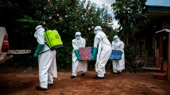 Evacuation du corps d'un patient porteur du virus Ebola non confirmé à Mangina, dans la province du Nord-Kivu en 2018.
