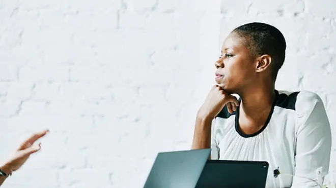 Femme d'affaires écoutant quelqu'un