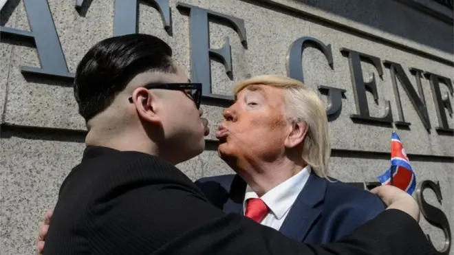 شبيها ترامب و الرئيس الكوري الشمالي وقبلة في شوارع هونغ كونغ