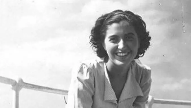 Crno-bela fotografija nasmejane Hilde Dajč