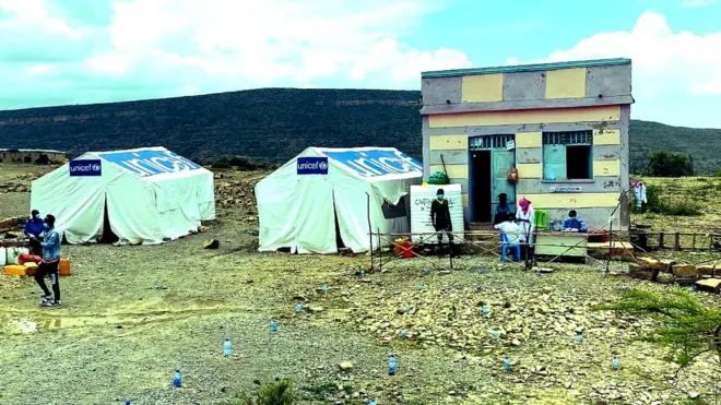 ካብ ትግራይ ወጻእ ጸኒሐን ናብ መቐለ ዝኣትዋ መካይን ኣብ ኬላታት ጸረ ባክቴሪያ ተነጺጉለን፣ መራሕቲ መኪናን ተሓጋገዝቶምን ዋዒ ሰብነቶም ተዓቂኑ ይኣትው። ን14 መዓልታት ድማ ኣብ ፈሊኻ መጽንሒ ማእከል ይውሸቡ።