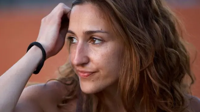 فتاة يبدو عليها الملل