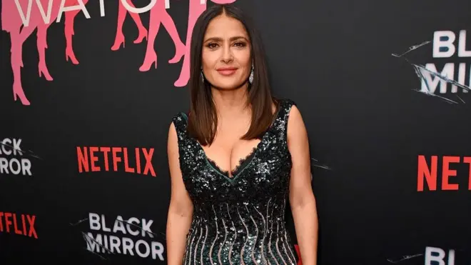 Salma Hayek vestida con un traje negro