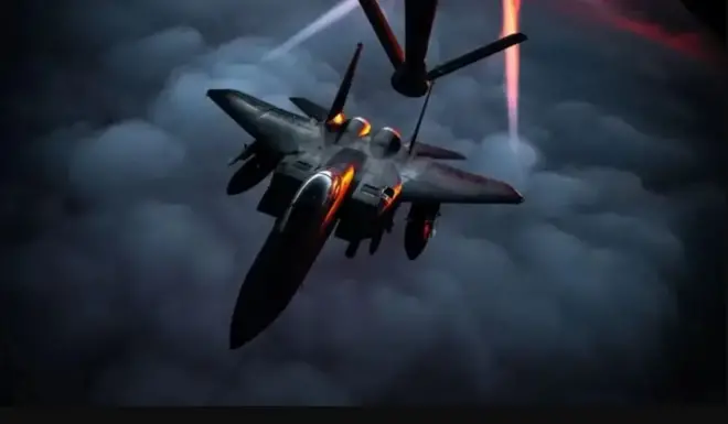 Diyaaradda F-15E Strike Eagle jet ka dib markii ay shidaal ka qaadatay KC-135 Stratotanker (Sawirka Kaydka Ciidanka Cirka ee Mareykanka)