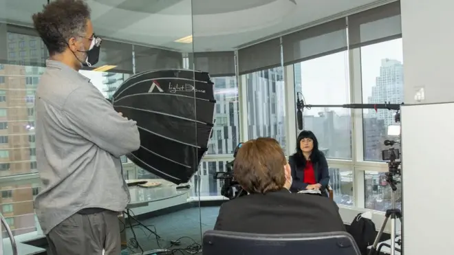 تقوم نيكول مول من المساعدة القانونية والمخرج ديفيد سيمبسون بعمل فيديو مخفف لأحد العملاء