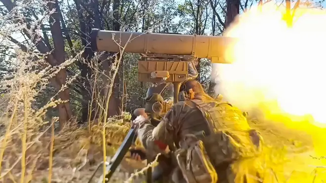 Российский солдат стреляет из ПТРК "Фагот"