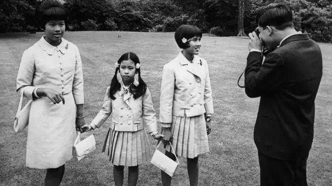 พระราชโอรสและพระราชธิดาในพระบาทสมเด็จพระบรมชนกาธิเบศร มหาภูมิพลอดุลยเดชมหาราชฯ และสมเด็จพระนางเจ้าสิริกิติ์ฯ พระบรมราชชนนีพันปีหลวง ทรงสำราญพระอิริยาบถ ณ คฤหาสน์คิงส์บิเชส ที่ประทับส่วนพระองค์ในเมืองซันนิงฮิลล์ มณฑลเบิร์กเชียร์ของอังกฤษ เมื่อวันที่ 27 กรกฎาคม 2509 (จากซ้ายไปขวา) ทูลกระหม่อมหญิงอุบลรัตนราชกัญญา สิริวัฒนาพรรณวดี, สมเด็จพระเจ้าน้องนางเธอ กรมพระศรีสวางควัฒนฯ, สมเด็จพระกนิษฐาธิราชเจ้า กรมสมเด็จพระเทพรัตนราชสุดาฯ สยามบรมราชกุมารี และพระบาทสมเด็จพระวชิรเกล้าเจ้าอยู่หัว