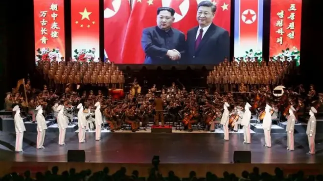 Hình ảnh của nhà lãnh đạo Bắc Hàn Kim Jong-un và Chủ tịch Trung Quốc Tập Cận Bình được hiển thị trong chuyến thăm của phái đoàn Bình Nhưỡng tại Bắc Kinh, Trung Quốc, hồi tháng 1/2019