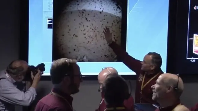 За лічені хвилини InSight відправив на Землю своє перше зображення Elysium Planitia