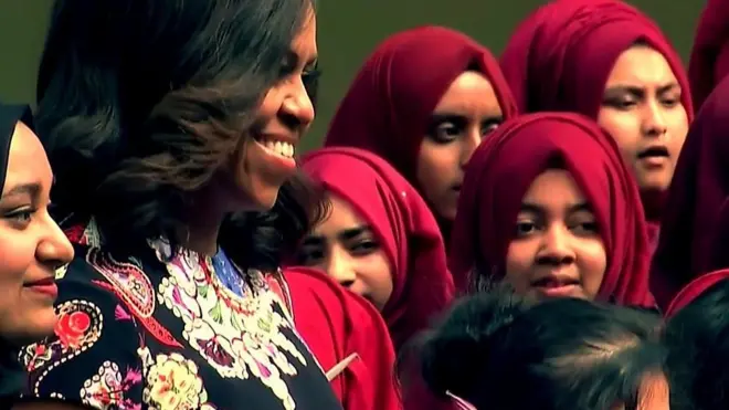 خمس طالبات تحدثن إلى بي بي سي عما تمثله لهن ميشيل أوباما. وهن جزء من مجموعة أشخاص يحضرون جلسة نقاش مع سيدة الولايات المتحدة الأولى سابقا.