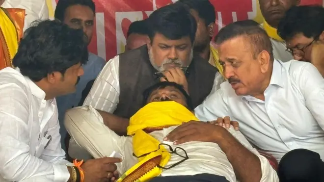 लक्ष्मण हाके यांची सरकारच्या शिष्टमंडळानं भेट घेतली.