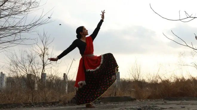 महिला अधिकारों से जुड़ी एक कार्यकर्ता अमना नवाज़ ख़ान क्लासिकल डांसर भी हैं.