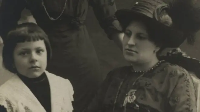 Francisca Sánchez con Rubén Darío Sánchez, el hijo del poeta.