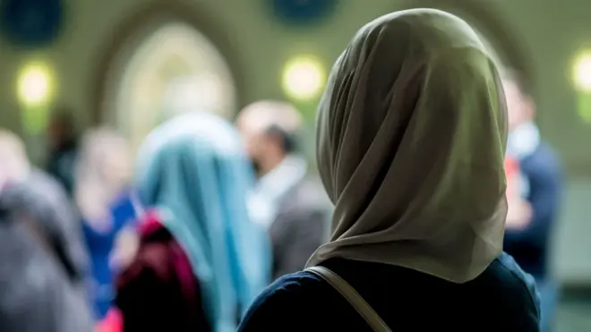 Syariat Islam di Aceh mewajibkan perempuan penganut Islam harus mengenakan busana Muslimah.