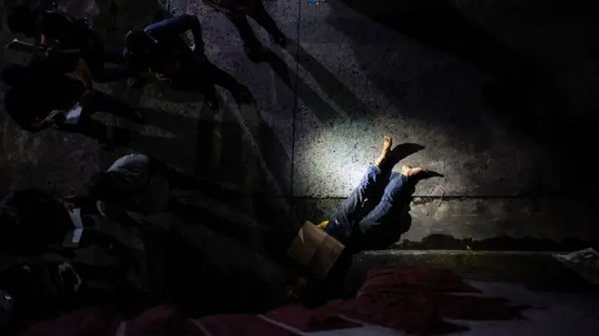 Kebijakan Presiden Duterte agar menembak tersangka pengedar narkoba mendapat kecaman meluas.