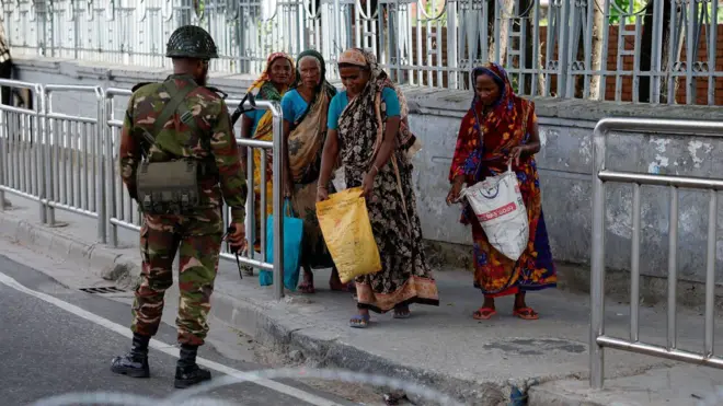 Há uma forte presença policial armada na capital Dhaka após diasestrela vbetconfrontos