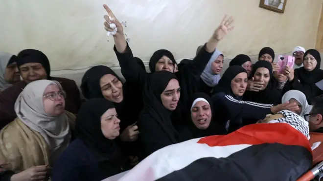 ইসরায়েলি সেনা অভিযানে নিহত এই ফিলিস্তিনির স্বজনদের কান্না