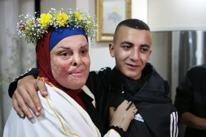 إسراء جعابيص المعتقلة الفلسطينية المحررة من سجون إسرائيل برفقة ولدها معتصم