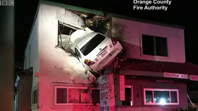 Машина у Санта-Ані влетіла у другий поверх будівлі