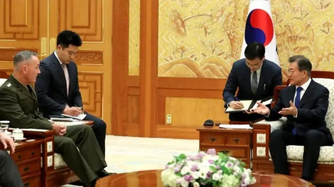 الجنرال دانفورد (يسار) التقى الرئيس مون (يمين) خلال جولة في المنطقة