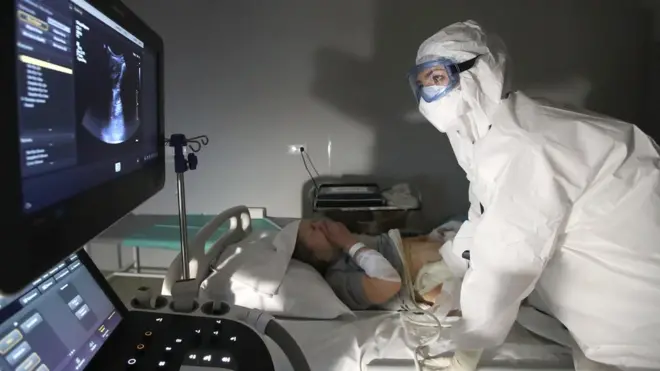 Медицинский сотрудник и пациентка во временном госпитале на ВДНХ, куда госпитализируют московских пациентов с подозрением на коронавирус