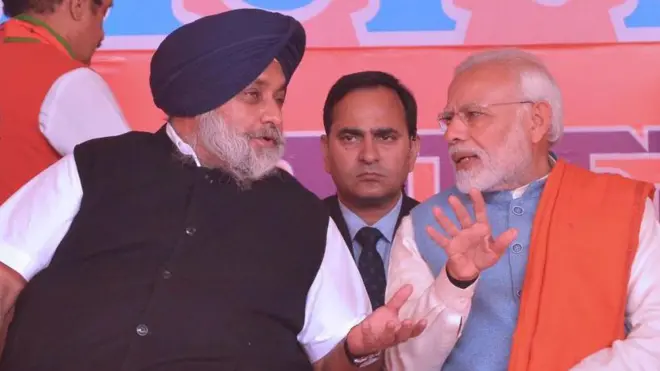 पीएम नरेंद्र मोदी के साथ शिरोमणी अकाली दल के अध्यक्ष और पंजाब के पूर्व उप- मुख्यमंत्री सुखबीर सिंह बादल