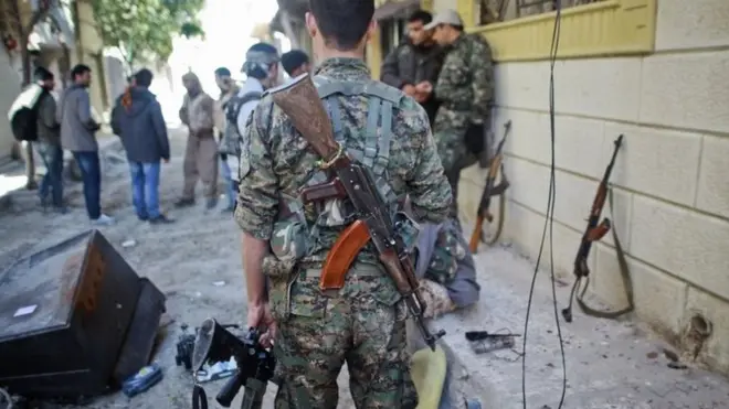 ترکی کا الزام ہے کہکرد جنگجو امریکہ کے فراہم کردہ ہتھیار استمعال کر رہے ہیں