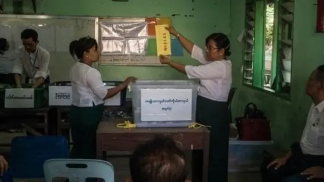 ရခိုင်ပြည်နယ်မှာရွေးကောက်ပွဲလုပ်ဖို့အတွက် လိုအပ်တဲ့လုံခြုံရေး လုပ်ငန်းတွေကို အစိုးရအနေနဲ့ တာဝန် ပေးလာခဲ့ရင် လုပ်ဆောင်ပေးမှာဖြစ်တယ်လို့ ဗိုလ်မှူးချုပ်ဇော်မင်းထွန်းက ဘီဘီစီကိုပြောပါတယ်။၏