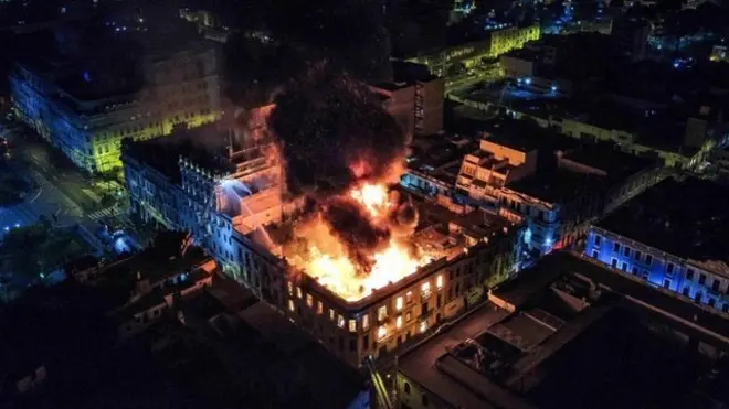 El fuego afectó un edificio de tres plantas.