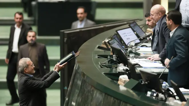 مسعود پزشکیان رئیس‌جمهوری ایران اول آبان ۱۴۰۳ بخش اول لایحه بودجه سال ۱۴۰۴ را تقدیم محمدباقر قالیباف رئیس مجلس می‌کند