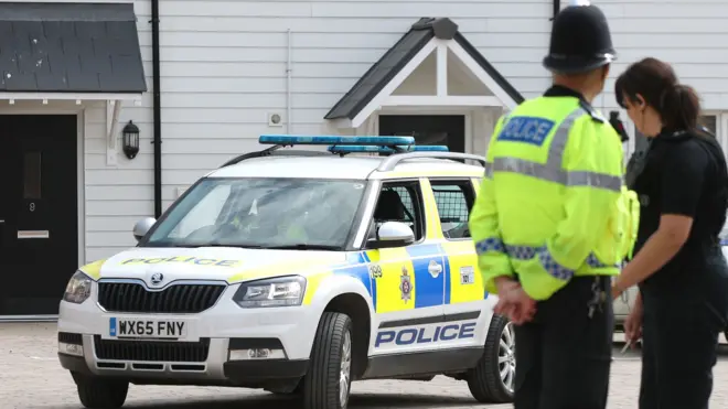 شرطيان بريطانيان في موقع الحادث