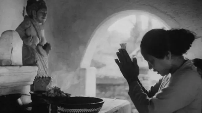 Foto tahun 1963, seorang warga yang berdoa setelah kondisi aman.