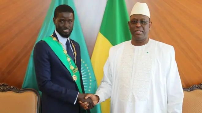 Bassirou Diomaye Faye et Macky Sall qui se serrent la main