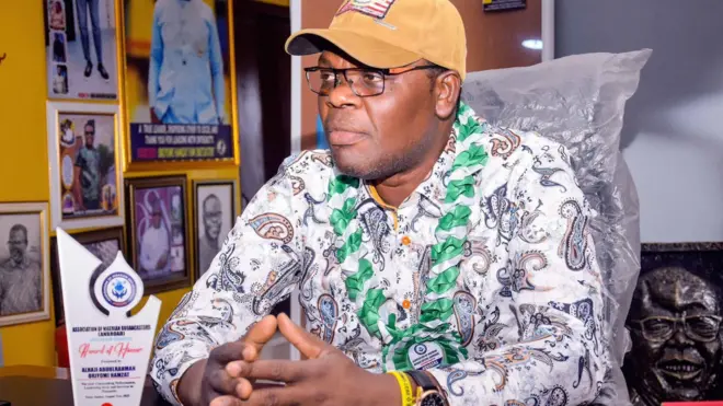 Oriyomi Hamzat wọ ẹwu, o si tun de fila