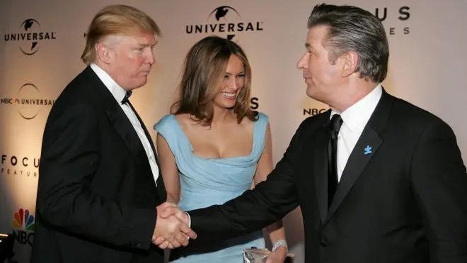 Donald Trump və Alec Baldwin 2007 Qızık Qlobus Mükafatı təqdimatından sonra keçirilən şənlikdə görüşüb (15 yanvar 2007)