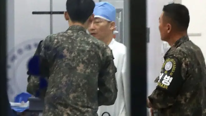 북한군 병사 수술이 진행되고 있는 수술실