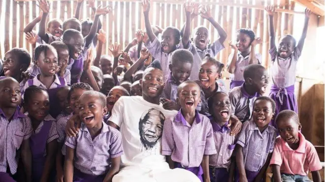 برخی از کودکانی که در غنا با حمایت کریستین آتسو زندگی می‌کنند او را «پدر» صدا می‌کردند