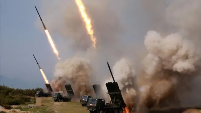 훈련에서 발사된 다수의 단거리 발사체