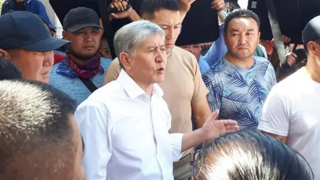 Atambayev tərəfdarları ilə