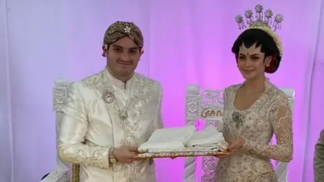 شادی کے جوڑے میں دولھا دلھن