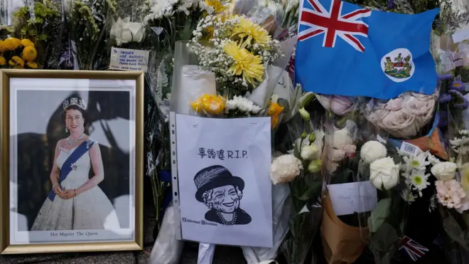 9月12日,香港市民在英領館前向女王致哀。