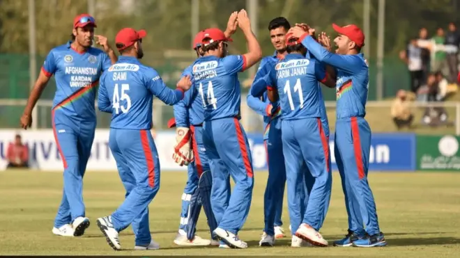 افغان لوبډلې د ایرلنډ لوبډلې ته په ټاکلو شل اورونو کې د ۴ لوبغاړو په سوځېدو ۱۸۵ منډو هدف وټاکه.