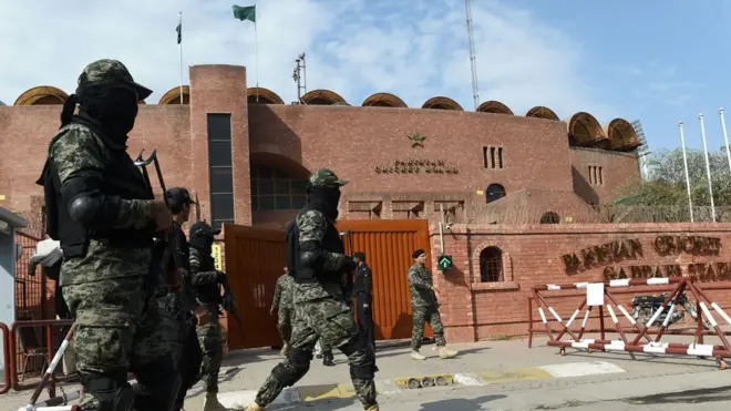 پاکستان سپر لیگ کے فائنل کے لیے لاہور کے قذافی سٹیڈیم کے باہر سیکورٹی اہلکاروں کا پہرہ