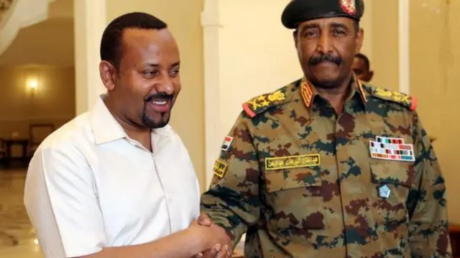 ጠቅላይ ሚንስትር ዐብይ አሕመድ ከወታደራዊ መሪ ሌተናንት ጀኔራል አብደል ፈታህ አል ቡርሃን