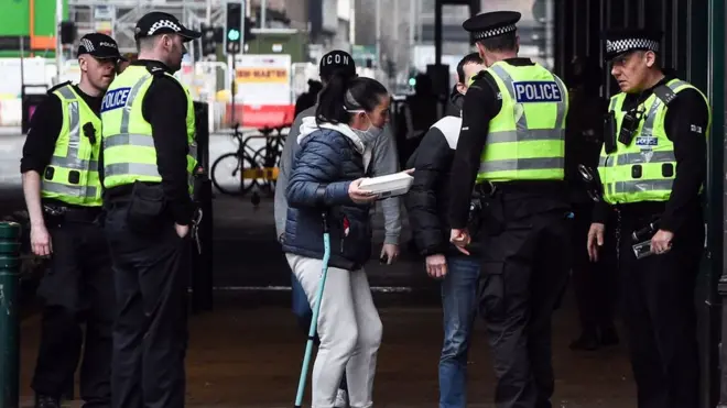 Британским полицейским поручили пресекать сбор людей в группы более двух человек