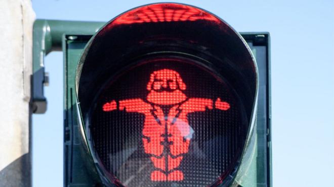 特里尔市中心的交通信号灯用马克思的漫画形象作为信号标示。