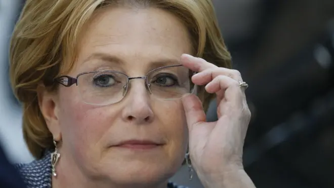 "Если взрослые, здоровые люди, они же явно на что-то живут, работают, но не платят налоги", - рассуждает министр