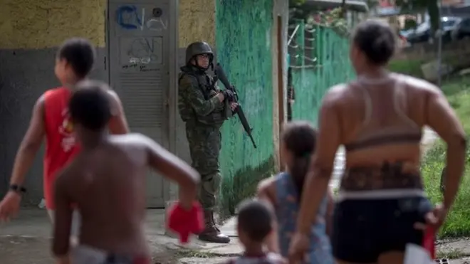 Militares na rua já são algo comum no Rio