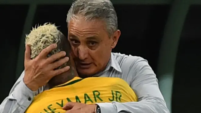 Tite abraça Neymar