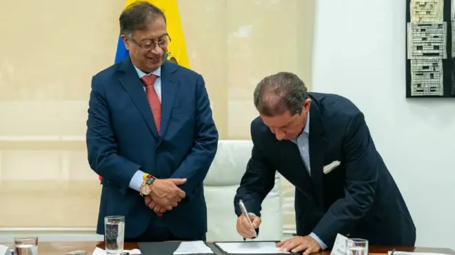 Gustavo Petro y José Félix Lafaurie en la firma de un histórico acuerdo de tierras.